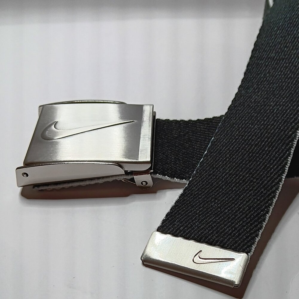 NIKE WEB GOLF BELT - REVERIBLE - BLACK /WHITE - FITS UP TO SIZE 42